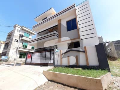 Corner 6 Marla House In Central Airport Housing Society - Sector 4 For sale