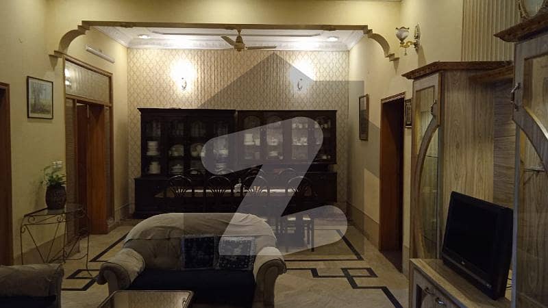 مصطفیٰ ٹاؤن لاہور میں 6 کمروں کا 10 مرلہ مکان 3.8 کروڑ میں برائے فروخت۔