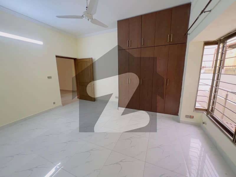 House Available For sale In F-11/2 House Available For sale In F-11/2