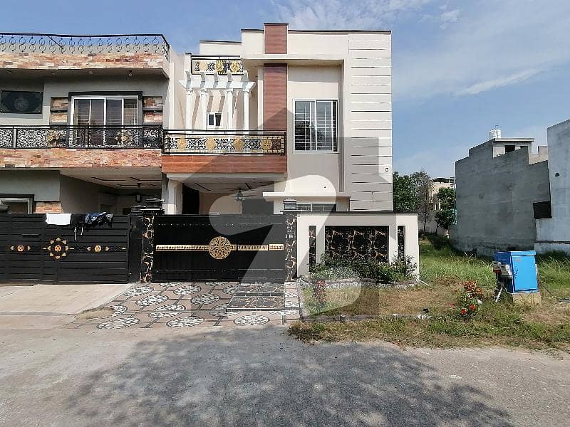 Prime Location House For Grabs In 5 Marla Sialkot