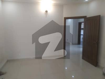 10m upper portion on rent seperate entrance 3bedrooms house near masjid park & commercial