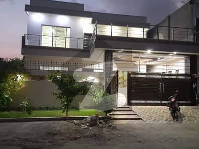 رحمان ولاز فیصل آباد میں 5 کمروں کا 10 مرلہ مکان 2.4 کروڑ میں برائے فروخت۔