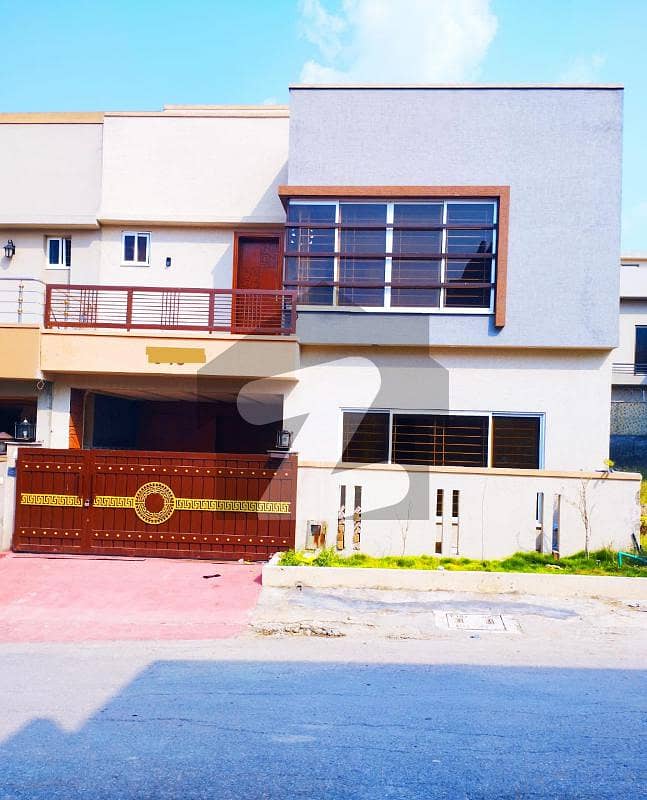 بحریہ ٹاؤن فیز 8 بحریہ ٹاؤن راولپنڈی,راولپنڈی میں 5 کمروں کا 7 مرلہ مکان 2.5 کروڑ میں برائے فروخت۔