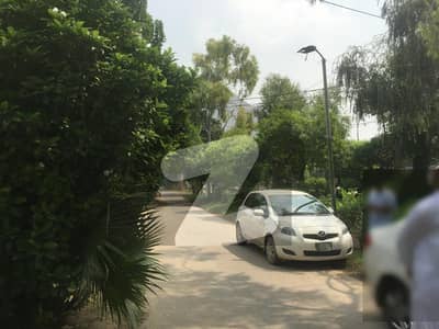 گلبرگ لاہور میں 1 کنال رہائشی پلاٹ 7.25 کروڑ میں برائے فروخت۔
