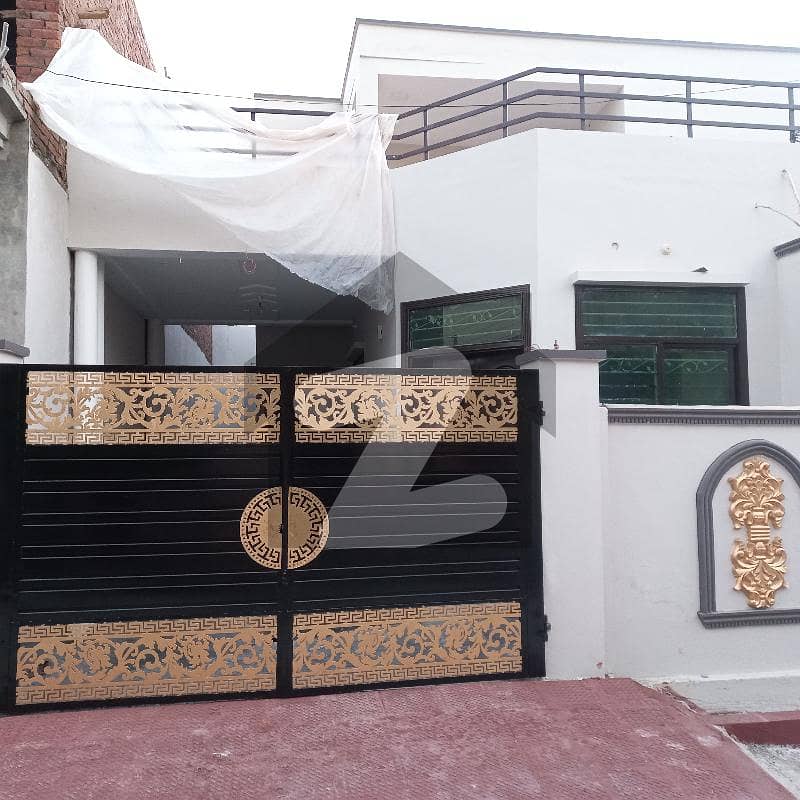 خان ویلیج ملتان میں 5 کمروں کا 8 مرلہ مکان 1.4 کروڑ میں برائے فروخت۔