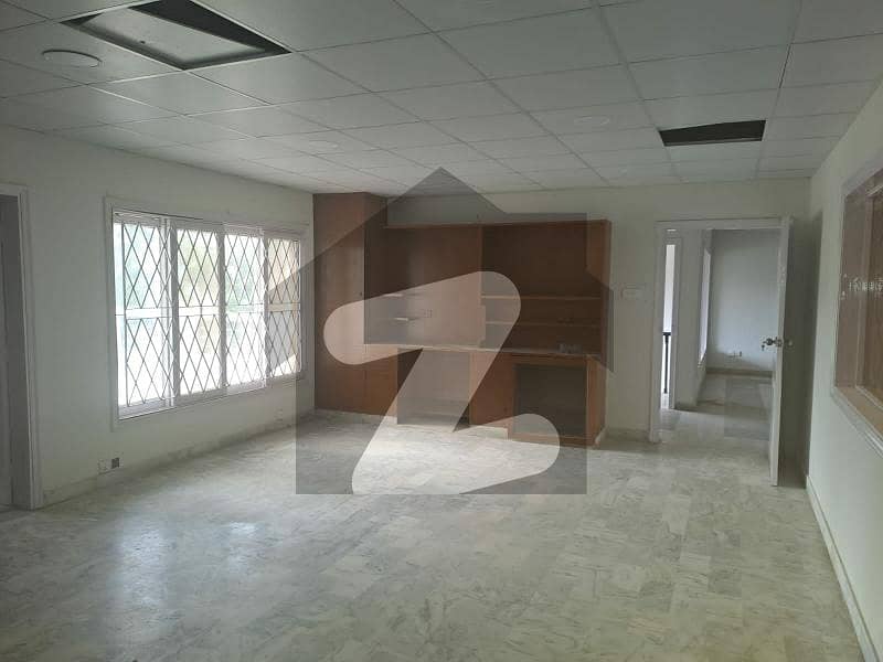 کلفٹن کراچی میں 10 کمروں کا 2 کنال مکان 12.0 لاکھ میں کرایہ پر دستیاب ہے۔