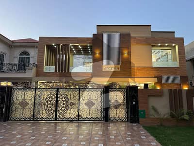 بحریہ ٹاؤن جاسمین بلاک بحریہ ٹاؤن سیکٹر سی,بحریہ ٹاؤن,لاہور میں 5 کمروں کا 1 کنال مکان 5.2 کروڑ میں برائے فروخت۔