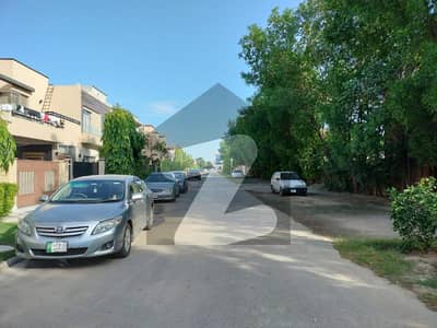 Prime Location 8 Marla Modern House For Sale in Green City, Lahore