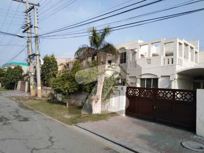 Spacious House Is Available For sale In Ideal Location Of Eden Avenue