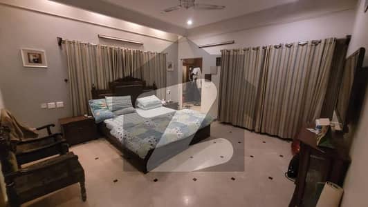 خیابان کالونی 2 فیصل آباد میں 5 کمروں کا 10 مرلہ مکان 3.5 کروڑ میں برائے فروخت۔