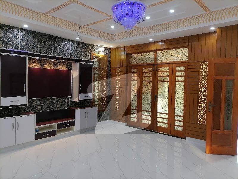 گلشنِِِ راوی ۔ بلاک ایف گلشنِ راوی,لاہور میں 5 کمروں کا 10 مرلہ مکان 6.75 کروڑ میں برائے فروخت۔
