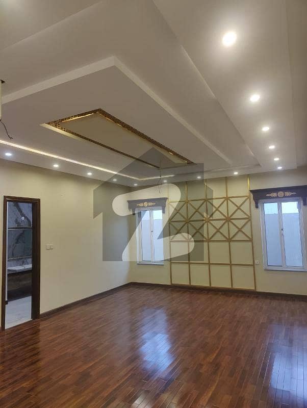 عبداللہ گارڈن فیصل آباد میں 6 کمروں کا 1 کنال مکان 12.0 کروڑ میں برائے فروخت۔