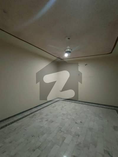 رضا ٹاؤن فیصل آباد میں 5 کمروں کا 18 مرلہ مکان 5.5 کروڑ میں برائے فروخت۔