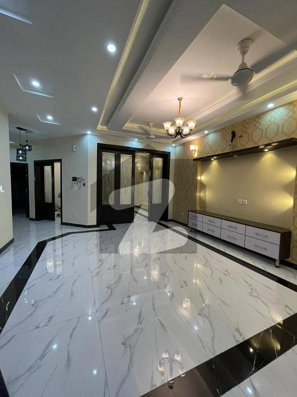 بحریہ ٹاؤن ۔ بلاک اے اے بحریہ ٹاؤن سیکٹرڈی,بحریہ ٹاؤن,لاہور میں 5 کمروں کا 9 مرلہ مکان 3.5 کروڑ میں برائے فروخت۔
