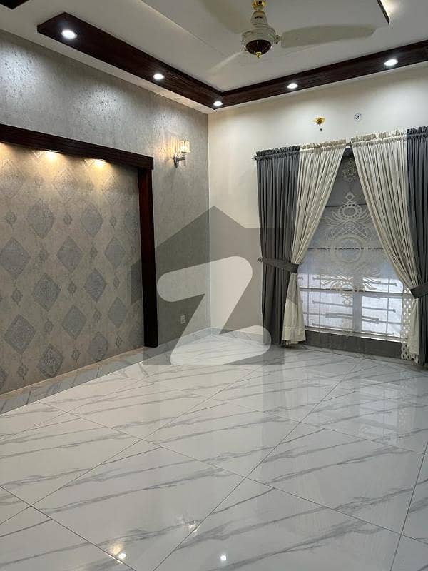 10 Marla House Available For Rent in Chambelli Block Bahria Town Lahore