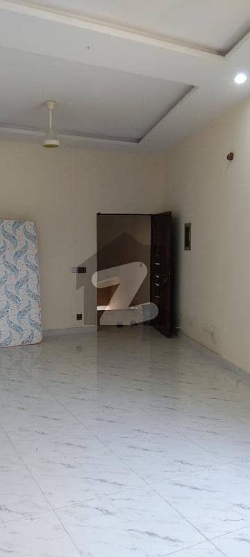 فارمانئیٹس ہاؤسنگ سکیم لاہور میں 2 کمروں کا 4 مرلہ فلیٹ 25.0 ہزار میں کرایہ پر دستیاب ہے۔