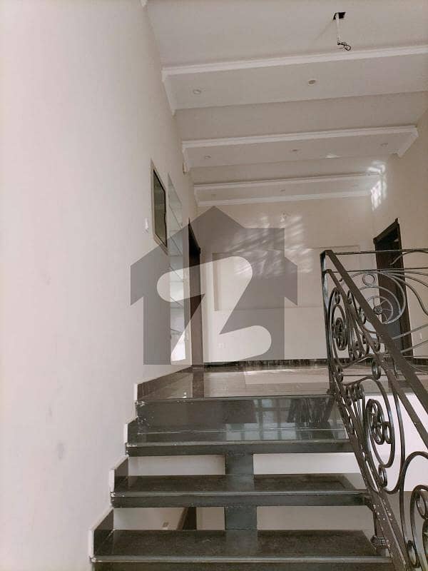 آرکیٹیکٹس انجنیئرز ہاؤسنگ سوسائٹی لاہور میں 5 کمروں کا 8 مرلہ مکان 3.2 کروڑ میں برائے فروخت۔
