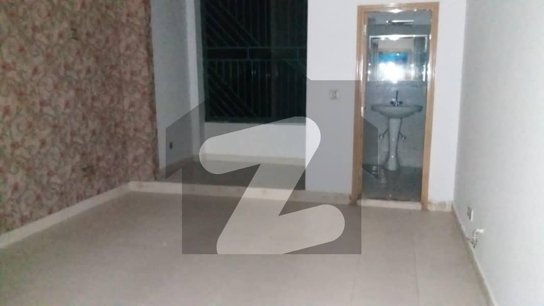 ورسک روڈ پشاور میں 4 کمروں کا 11 مرلہ مکان 5.5 کروڑ میں برائے فروخت۔