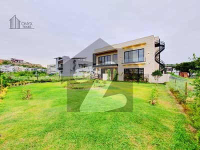 High Quality Designer House With Huge Lawn At Back