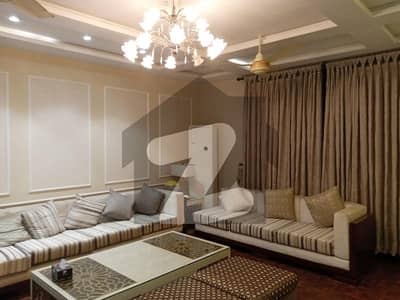 سعید کالونی فیصل آباد میں 6 کمروں کا 1 کنال مکان 9.2 کروڑ میں برائے فروخت۔