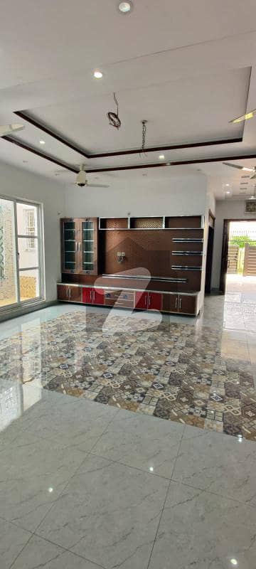 ازمیر ٹاؤن ۔ بلاک ڈی ازمیر ٹاؤن,لاہور میں 6 کمروں کا 1 کنال مکان 5.3 کروڑ میں برائے فروخت۔