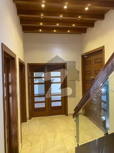 پیراڈائیز ویلی فیصل آباد میں 5 کمروں کا 11 مرلہ مکان 7.0 کروڑ میں برائے فروخت۔