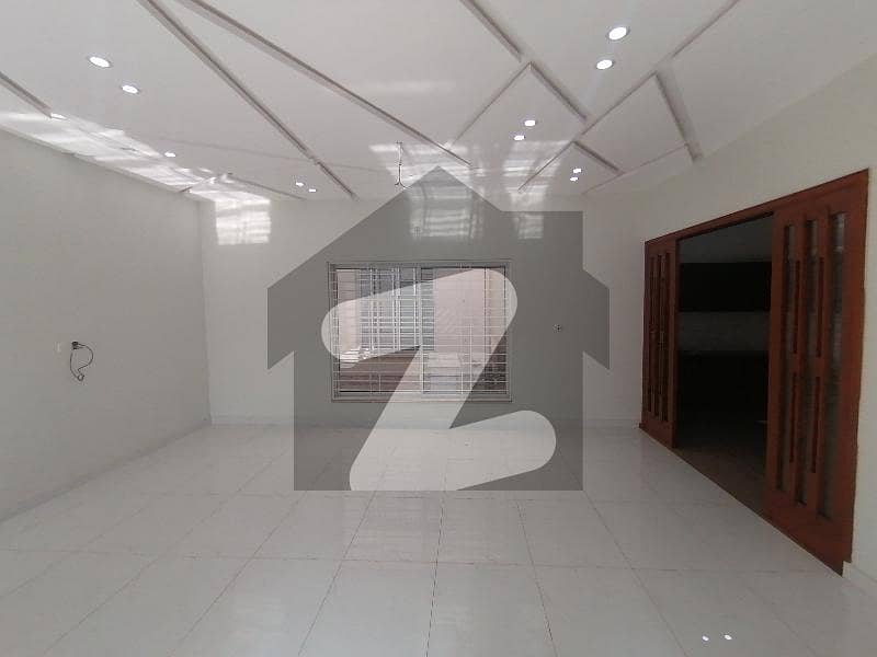 Tripple Storey 9 Marla House Available In Khan Village For sale
