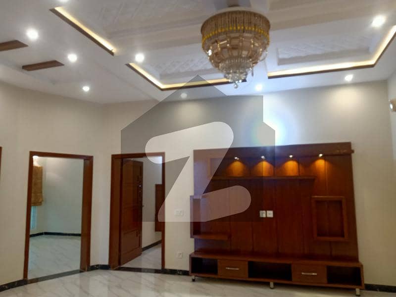 پبلک ہیلتھ سوسائٹی بحریہ ٹاؤن سیکٹر B,بحریہ ٹاؤن,لاہور میں 5 کمروں کا 10 مرلہ مکان 1.1 لاکھ میں کرایہ پر دستیاب ہے۔