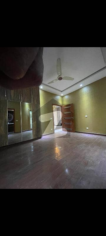 1 kanal prime location house for rent