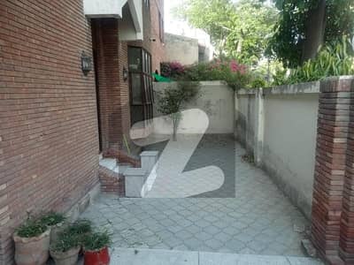 فیصل ٹاؤن ۔ بلاک اے فیصل ٹاؤن,لاہور میں 4 کمروں کا 10 مرلہ مکان 1.6 لاکھ میں کرایہ پر دستیاب ہے۔