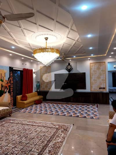 یو ای ٹی ہاؤسنگ سوسائٹی لاہور میں 6 کمروں کا 1 کنال مکان 5.5 کروڑ میں برائے فروخت۔