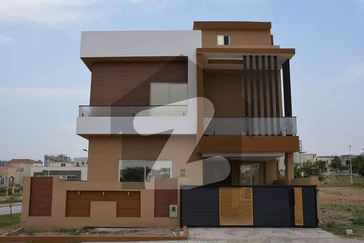 بحریہ ٹاؤن فیز 8 بحریہ ٹاؤن راولپنڈی,راولپنڈی میں 5 کمروں کا 10 مرلہ مکان 4.3 کروڑ میں برائے فروخت۔