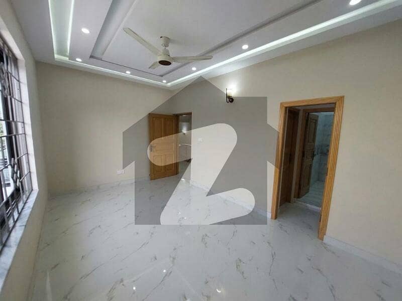 جی ۔ 11 اسلام آباد میں 6 کمروں کا 8 مرلہ مکان 7.2 کروڑ میں برائے فروخت۔