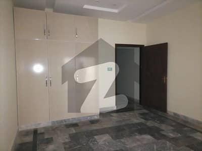 In Allama Iqbal Town - Jahanzeb Block Of Lahore, A 5 Marla Building Is Available