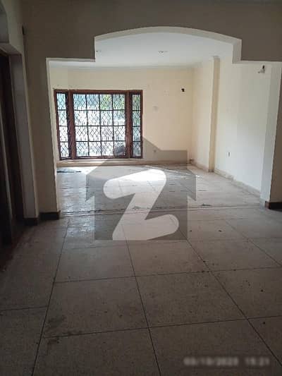 کیولری گراؤنڈ لاہور میں 4 کمروں کا 16 مرلہ مکان 2.0 لاکھ میں کرایہ پر دستیاب ہے۔