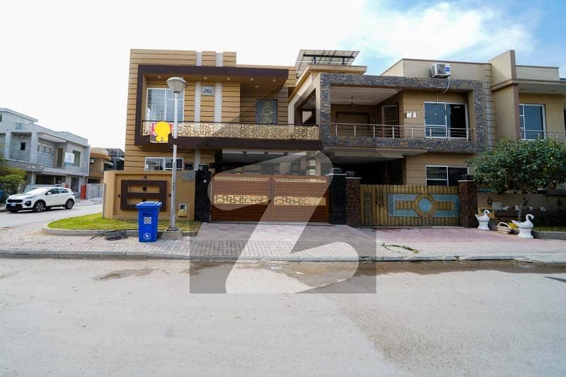 بحریہ ٹاؤن فیز 3 بحریہ ٹاؤن راولپنڈی,راولپنڈی میں 5 کمروں کا 10 مرلہ مکان 5.5 کروڑ میں برائے فروخت۔