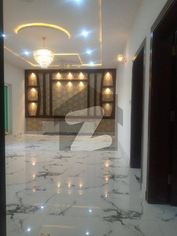 ستارہ گولڈ سٹی ستیانہ روڈ,فیصل آباد میں 5 کمروں کا 7 مرلہ مکان 3.0 کروڑ میں برائے فروخت۔