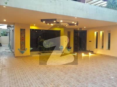 3 BEDS 1 KANAL SINGLE STORY HOUSE WITH BASEMENT AVAILABLE FOR SALE IN DHA PHASE 3