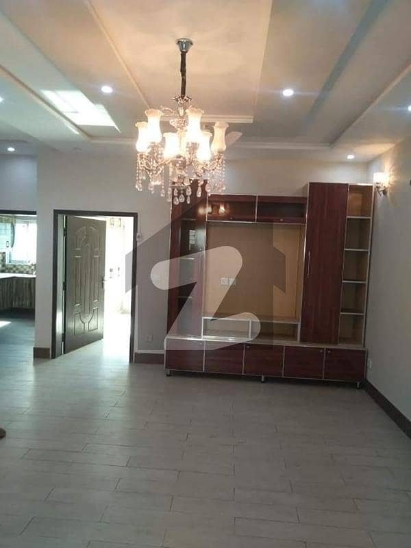 پارک ویو سٹی ۔ پلاٹینم بلاک پارک ویو سٹی,لاہور میں 4 کمروں کا 5 مرلہ مکان 1.65 کروڑ میں برائے فروخت۔