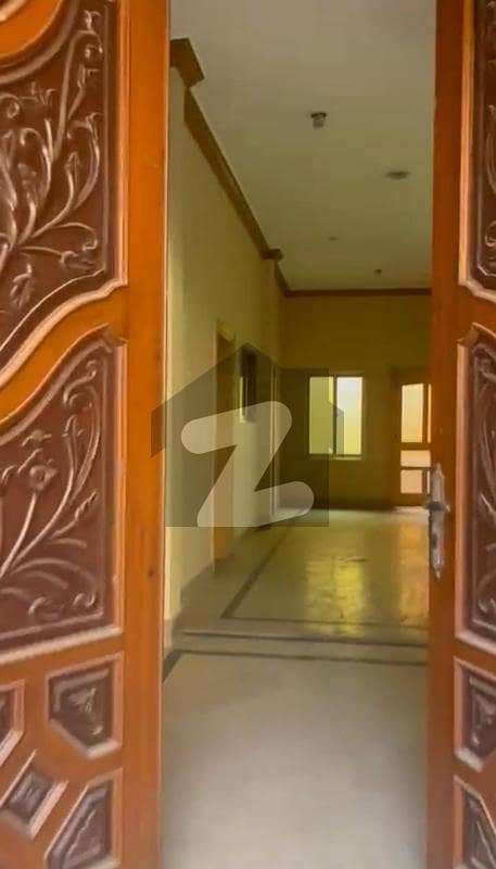 مسلم ٹاؤن فیصل آباد میں 6 کمروں کا 10 مرلہ مکان 75.0 ہزار میں کرایہ پر دستیاب ہے۔