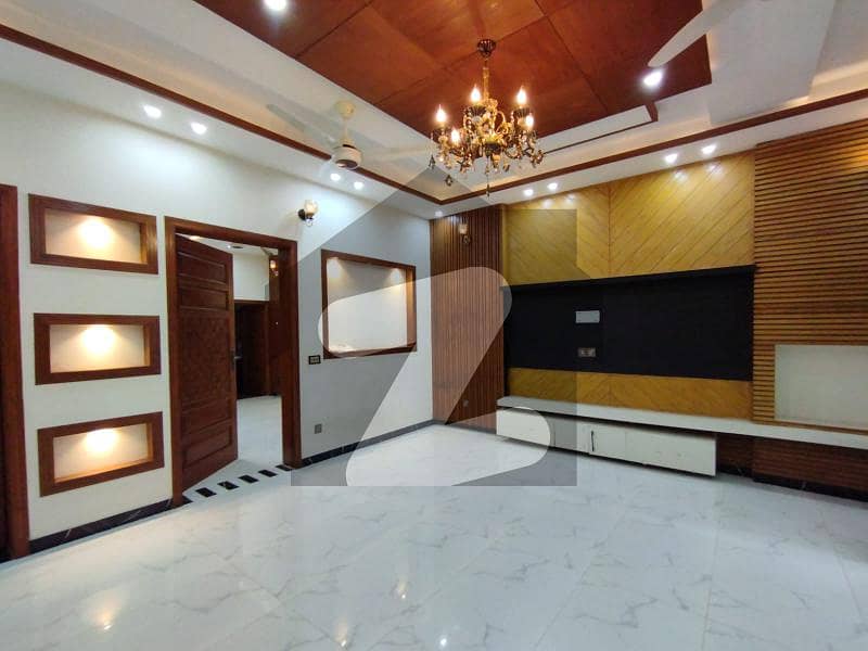 10 marla upper portion for rent sector C Bahria town LHR