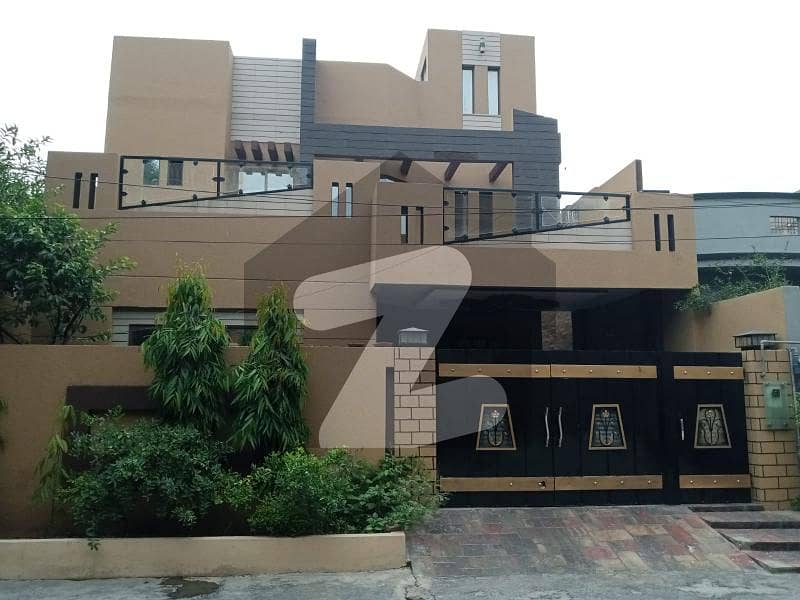 کینال بینک ہاؤسنگ سکیم لاہور میں 5 کمروں کا 10 مرلہ مکان 4.0 کروڑ میں برائے فروخت۔
