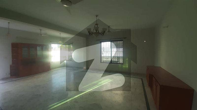 F 11 upper vip location near park markaz 3 bed 3 bath tv lounge kitchen all facilities available ideal loction