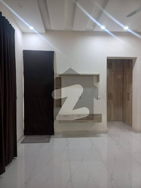 ڈی ایچ اے فیز 1 - بلاک ای فیز 1,ڈیفنس (ڈی ایچ اے),لاہور میں 6 کمروں کا 2 کنال مکان 3.7 لاکھ میں کرایہ پر دستیاب ہے۔