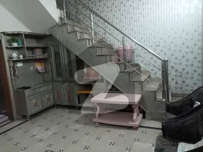 سعید کالونی فیصل آباد میں 6 کمروں کا 7 مرلہ مکان 2.2 کروڑ میں برائے فروخت۔