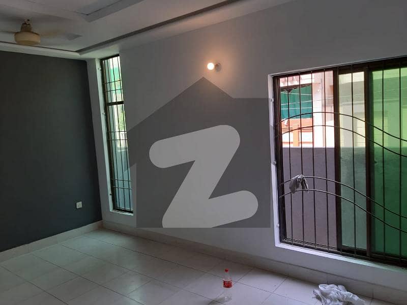 خیابانِ گارڈنز فیصل آباد میں 5 کمروں کا 8 مرلہ مکان 70.0 ہزار میں کرایہ پر دستیاب ہے۔