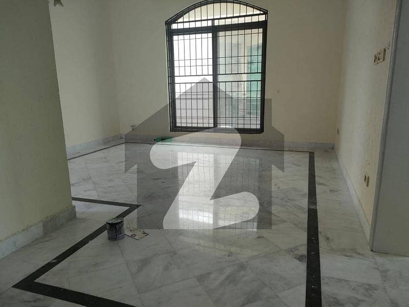 ڈی ایچ اے فیز 3 ڈیفنس (ڈی ایچ اے),لاہور میں 4 کمروں کا 10 مرلہ مکان 3.85 کروڑ میں برائے فروخت۔