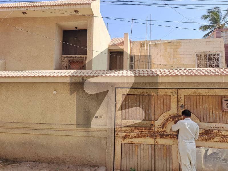 کلفٹن ۔ بلاک 5 کلفٹن,کراچی میں 5 کمروں کا 10 مرلہ مکان 5.5 کروڑ میں برائے فروخت۔