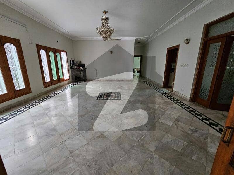 F-11 BEAUTIFUL NEW Marble Flooring 500YD UPPER PORTION 3 BEDROOM ATTACHED BATHROOMS TV LOUNGE KITCHEN METRES SEPARATE ONE CAR PARKING REASONABLE RENT