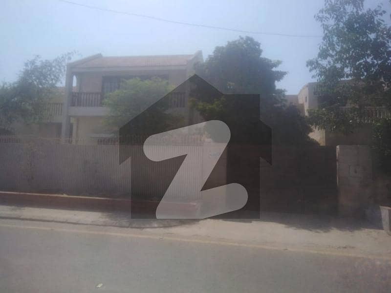 IDEAL LOCATION OLD HOUSE AVAILABLE FOR SALE IN DHA 1